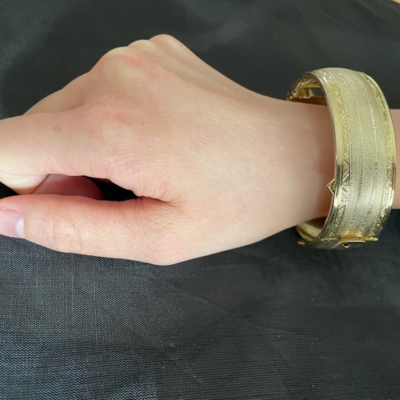 Vintage embossed shiny gold tone brass cuff bracelet with box tab clasp. - Picture 7 of 10
